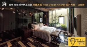 - une chambre avec un lit et une fenêtre dans l'établissement Green Palm Motel, à Yuanlin