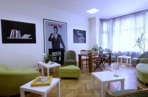 بيت شباب فرانز كافكا في براغ: غرفة معيشة مع أريكة وكراسي وطاولات