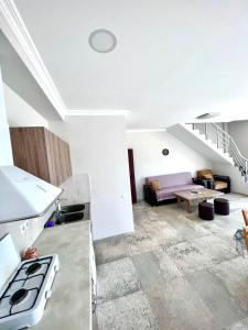 una cocina abierta y una sala de estar en una casa en Rio cottage apartment, en Ureki