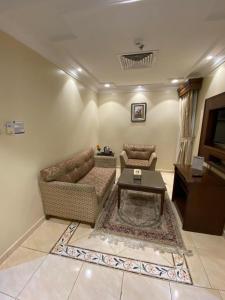 - un salon avec un canapé et une table dans l'établissement Hayat Redwa Hotel, à Yanbu