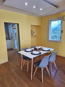 comedor con mesa blanca y sillas en Top Location Harmony Apartment by HostEx, en Varna
