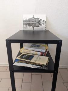 ein schwarzer Tisch mit Büchern darüber in der Unterkunft Casa Bianca in Vadstena