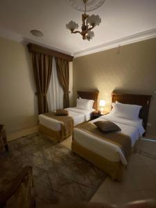 Ein Bett oder Betten in einem Zimmer der Unterkunft Hayat Redwa Hotel