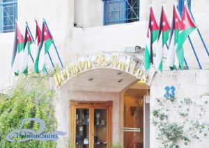 banda flag z przodu budynku w obiekcie Delmon Suites w mieście Amman