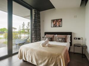 een slaapkamer met een groot bed en een balkon bij Secret Garden Resort & Spa in Palma Campania