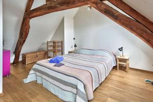 a bedroom with a large bed in a attic at Maison de ville spacieuse et calme en plein coeur d'Amiens in Amiens
