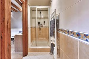 La salle de bains est pourvue d'une douche et d'un lavabo. dans l'établissement Maison de ville spacieuse et calme en plein coeur d'Amiens, à Amiens