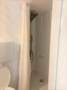 Koupelna v ubytování Ag.Sofias MINKK, 2b/room+balcony + 20 fotografií