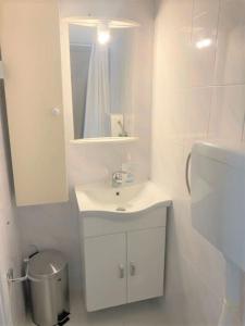 Koupelna v ubytování Ag.Sofias MINKK, 2b/room+balcony