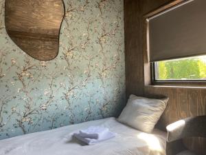 una piccola camera con letto e finestra di Loft Heerehof a Schoorl