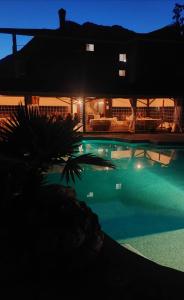 ein großer Swimmingpool in der Nacht mit einem Haus in der Unterkunft Country House in Mercogliano