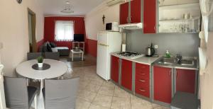 Kuchnia lub aneks kuchenny w obiekcie Apartman Turanj