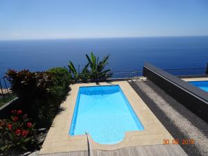 uma piscina com o oceano ao fundo em Loreto Luxury em Arco da Calheta