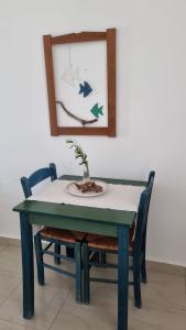 アモピにあるStudios Ninaの皿と植物を乗せたテーブル