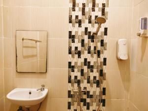 La salle de bains est pourvue d'un lavabo et d'un miroir. dans l'établissement RedDoorz At Sukomanunggal Surabaya, à Surabaya