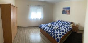 Łóżko lub łóżka w pokoju w obiekcie Apartman Turanj
