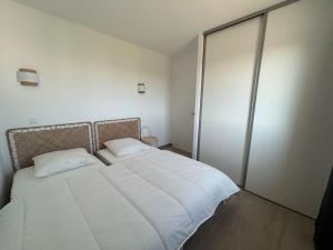 1 Schlafzimmer mit 2 Betten und einer Glasschiebetür in der Unterkunft Villa 4 chbres avec piscine (10) in Saint-Augustin