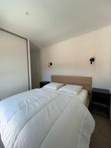 Cama ou camas em um quarto em Villa 4 chbres avec piscine (10)