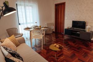 ein Wohnzimmer mit einem Sofa und einem Tisch in der Unterkunft Suite 51 Luxury home in Pescara