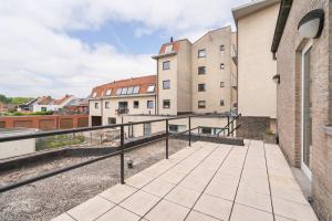 un balcón con una pasarela entre 2 edificios en - Duin 63 - Ruim 8 pers duplex app met terras, en Koksijde
