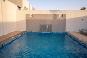 達曼的住宿－منتجع دلال الفندقي Dalal Hotel Resort，一座建筑物中央的游泳池