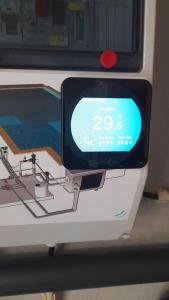 un reloj digital al costado de un autobús en Sargaço Suíte Pool and Beach en Póvoa de Varzim