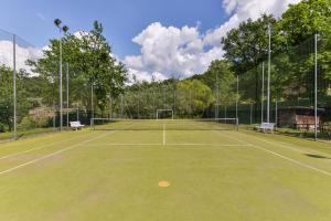 Tenis dan/atau kemudahan skuasy di Casa Rustica singola con piscina immersa nella natura in parco privato atau berdekatan