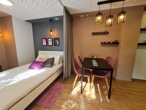 Schlafzimmer mit einem Bett, einem Tisch und Stühlen in der Unterkunft Suite4u in Eilat