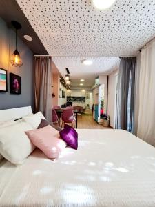 ein Schlafzimmer mit einem Bett mit zwei Kissen darauf in der Unterkunft Suite4u in Eilat