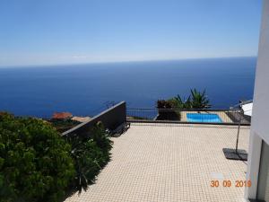 - un balcon offrant une vue sur l'océan dans l'établissement Loreto Luxury, à Arco da Calheta