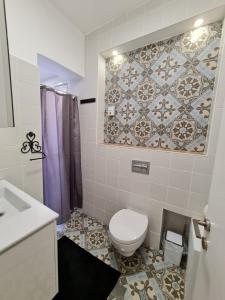 エイラットにあるSuite4uのタイル張りの壁、トイレ付きのバスルーム