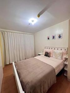 Un dormitorio con una cama grande y una ventana en Seawind Condominiums Tower 1,3,4,5 en Dávao