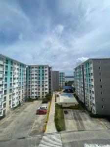 eine Luftansicht eines Parkplatzes mit Apartmentgebäuden in der Unterkunft Seawind Condominiums Tower 1,3,4,5 in Davao City