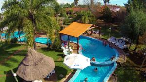 uma vista superior de uma piscina num resort em Termas Posada del Siglo XIX em Termas del Daymán