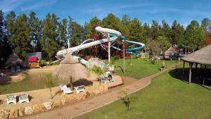 un parc d'attractions avec une piste de roller dans l'établissement Termas Posada del Siglo XIX, à Termas del Daymán