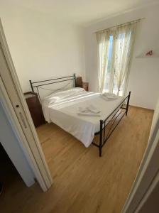um quarto com uma cama e piso em madeira em Villa Adelaide em Ceglie Messapica