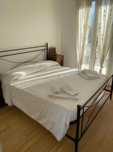 a bed with two white towels on top of it at Villa Adelaide in Ceglie Messapica