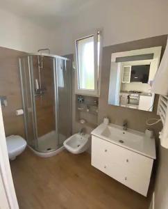 uma casa de banho com um chuveiro, um lavatório e um WC. em Villa Adelaide em Ceglie Messapica