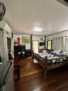 Phow Homestay في Ban Mai (1): غرفة نوم مع سرير وغرفة معيشة