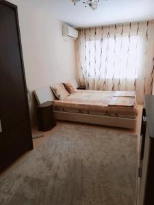Camera piccola con letto e finestra di Modern apartment in Burgas a Burgas