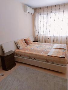 una piccola camera con un letto e una finestra di Modern apartment in Burgas a Burgas