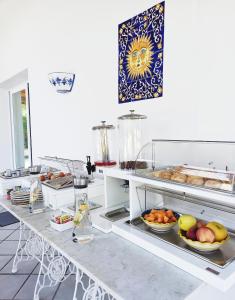 un buffet avec des assiettes de nourriture exposées dans l'établissement Il Giardino dei Pini, à Paestum
