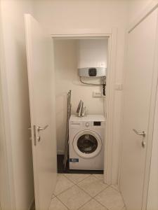 pralnię z pralką i pralką w obiekcie Gardasee apartment w mieście Riva del Garda