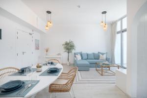 Fotografie z fotogalerie ubytování Seaside serenity Stylish Marine-Themed Apartment v Dubaji