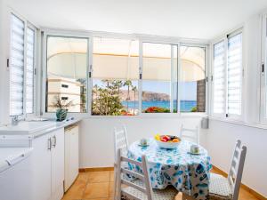 a kitchen with a table and chairs with a view of the ocean at Casa Peter Los Cristianos in Los Cristianos