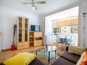ein Wohnzimmer mit einem Sofa und einem Glastisch in der Unterkunft Casa Peter Los Cristianos in Los Cristianos