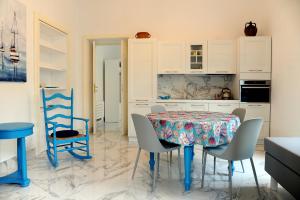 kuchnia ze stołem i krzesłami w pokoju w obiekcie Depandance Caramare w mieście Cala Gonone