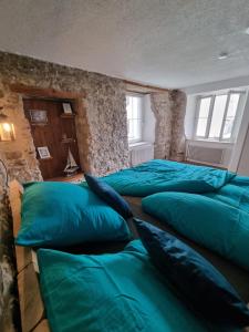 um quarto com quatro almofadas azuis no chão em Stylish large 4 room apartment close to the center em Grenzach-Wyhlen