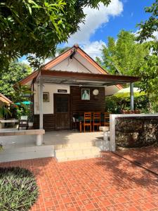 Phow Homestay في Ban Mai (1): منزل صغير مع شرفة وفناء