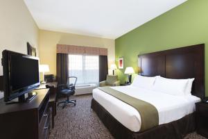 um quarto de hotel com uma cama e uma televisão de ecrã plano em Holiday Inn Express Richfield, an IHG Hotel em Richfield